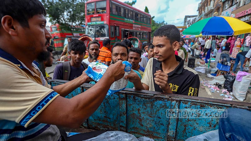 A dealer of the Trading Corporation of Bangladesh sells sugar at Tk 55 per kg near Balaka Cinema Hall in the New Market area of Dhaka on Tuesday, Oct 25, 2022.