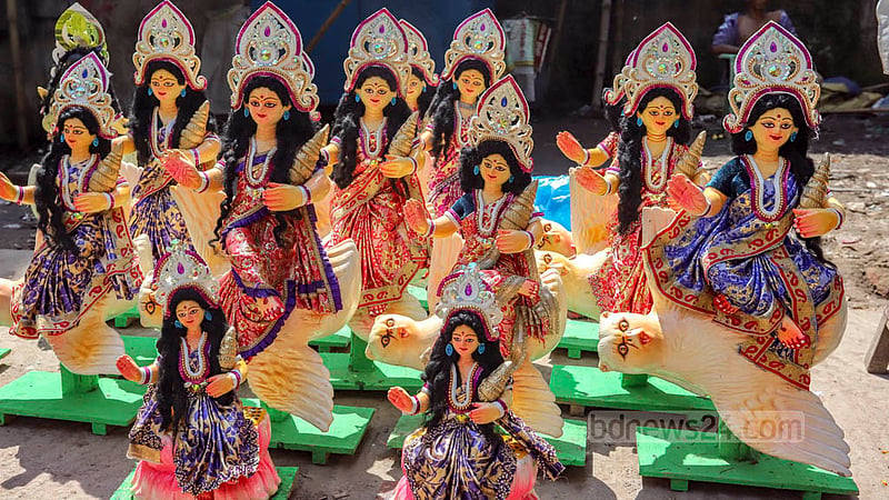 On the occasion of Lakshmi Puja, vendors are selling idols of the Hindu goddess of wealth in Old Dhaka's Shankhari Bazar. The prices range from Tk 300 to Tk 1,500 depending on the scale of the idols.