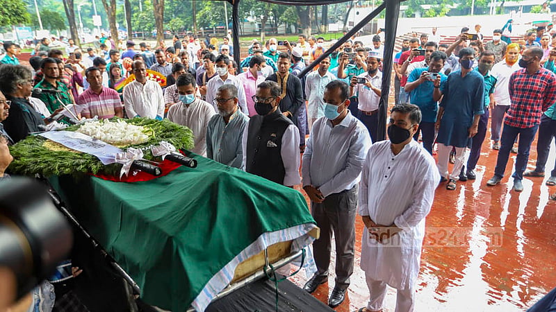 Awami League General Secretary Obaidul Quader pays tribute to late journalist Toab Khan at Dhaka’s Central Shaheed Minar on Monday, Oct 3, 2022.
