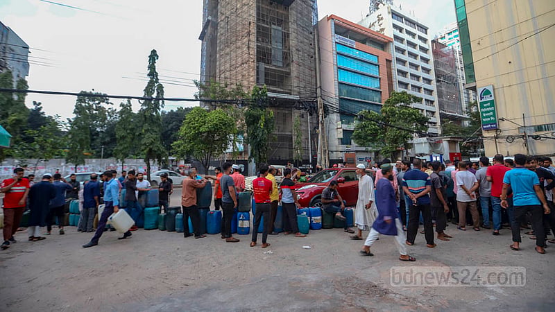 People crowd a refuelling station in Dhaka’s Mohakhali with plastic containers in hand as they look to buy diesel amid lingering uncertainty over a power outage as electricity generators in office buildings and homes ran out of fuel on Tuesday, Oct 4, 2022.