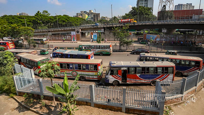 A garage for repairing buses occupies the vacant space along the road adjacent to the Dhaka’s Banasree and Hatirjheel flyover opposite the Rampura TV Centre. Two transport companies use the location for their vehicles.