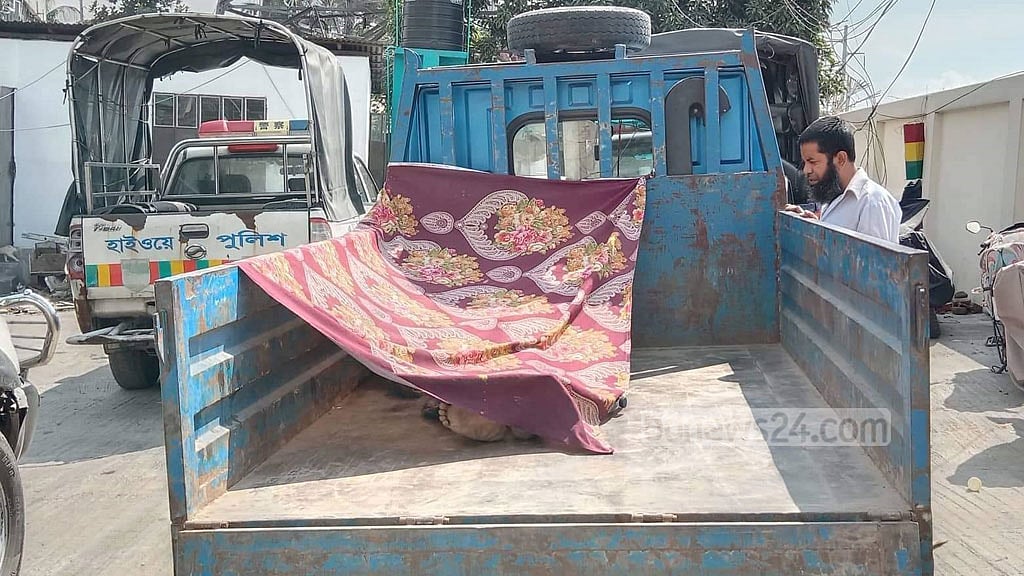 5 dead after autorickshaw collides with microbus in Narayanganj