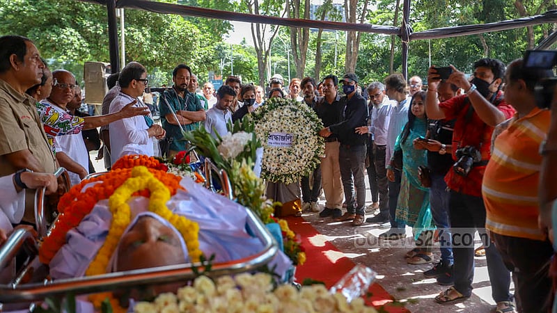 Several organisations paid tribute to artist Samarjit Roy Chowdhury at the Central Shaheed Minar in Dhaka on Monday, Oct 10, 2022.
