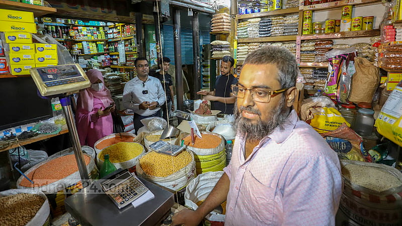The Directorate of National Consumer Rights Protection conducts a special drive in Dhaka’s Karwan Bazar on Saturday, Oct 22, 2022, amid a sudden hike in sugar prices.