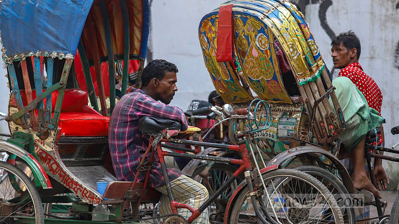 Mostly rickshawpullers buy all-you-can-eat meals from shops on the footpaths of Dhaka University as the food is cheaper here than in regular restaurants.