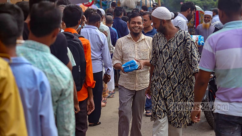 Each customer is eligible to buy 1 kg of sugar at Tk 55 from TCB dealers, but some left with more than one packet in Dhaka's New Market area on Tuesday, Oct 25, 2022.