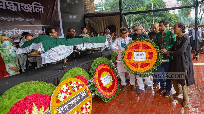 Several organisations pay tribute to late journalist Toab Khan at Dhaka’s Central Shaheed Minar on Monday, Oct 3, 2022.