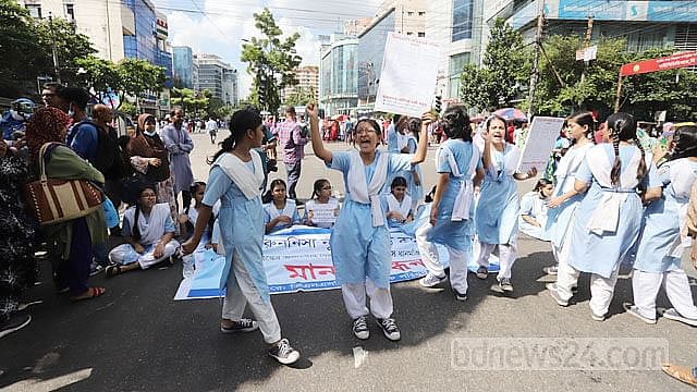 Students, parents leave street after protesting rumoured closure of Viqarunnisa Noon School in Dhanmondi