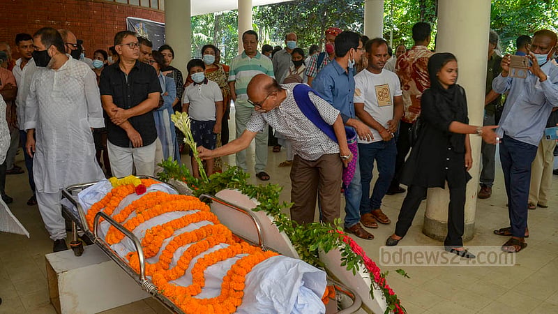 People pay tribute to artist Samarjit Roy Chowdhury at Dhaka University’s Faculty of Fine Arts on Monday, Oct 10, 2022.