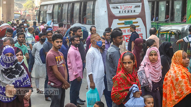 Commuters wait for a bus at Dhaka’s Mirpur-10 on Monday, Oct 17, 2022.
