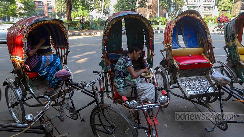 Mostly rickshawpullers buy all-you-can-eat meals from shops on the footpaths of Dhaka University as the food is cheaper here than in regular restaurants.