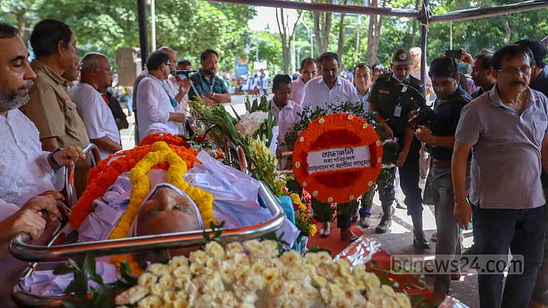 National Museum officials pay tribute to artist Samarjit Roy Chowdhury at the Central Shaheed Minar in Dhaka on Monday, Oct 10, 2022