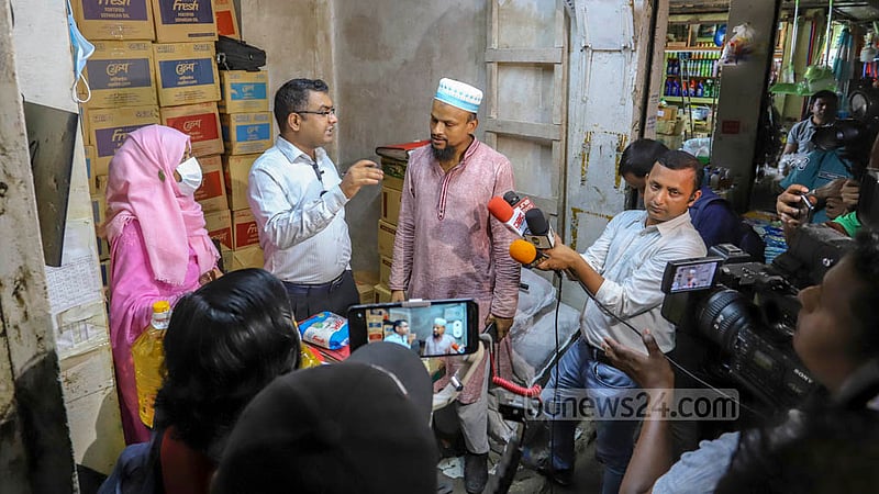 The Directorate of National Consumer Rights Protection fines a sugar dealer Tk 5,000 for not keeping papers on sales and purchase during a drive at Dhaka’s Karwan Bazar on Saturday, Oct 22, 2022.