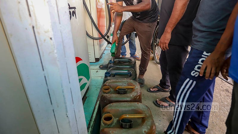 People swarm a refuelling station in Dhaka to buy diesel as electricity generators in office buildings and homes ran out of fuel during the hours-long power outage on Tuesday, Oct 4, 2022.
