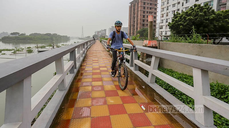 The river banks of the Turag in Mohammadpur and Bosila have become a hangout place after a walkway was built there.