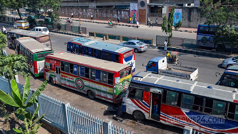 A garage for repairing buses occupies the vacant space along the road adjacent to the Dhaka’s Banasree and Hatirjheel flyover opposite the Rampura TV Centre. Two transport companies use the location for their vehicles.