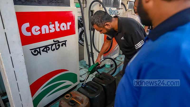 People swarm a refuelling station in Dhaka to buy diesel as electricity generators in office buildings and homes ran out of fuel during the hours-long power outage on Tuesday, Oct 4, 2022.