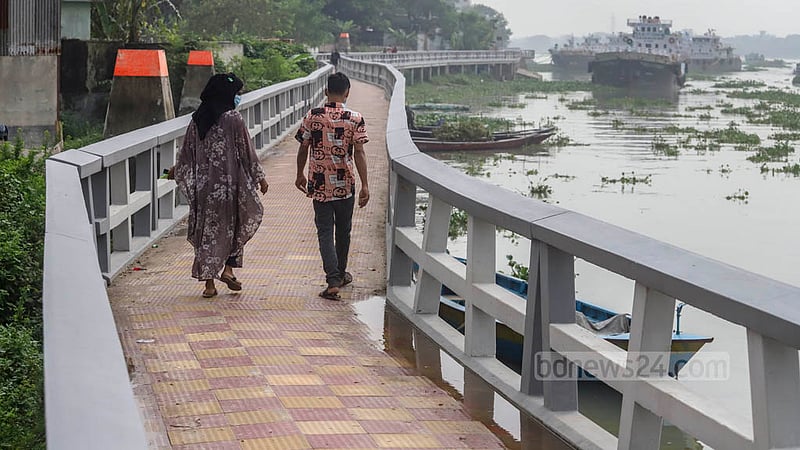 People can now walk along one end of the Turag River to the other after the construction of a walkway.
