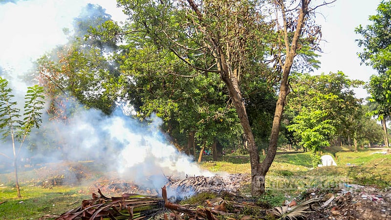 Burning waste and leaves generate thick plumes of smoke in Dhaka’s Suhrawardy Udyan on Oct 30, 2022.
