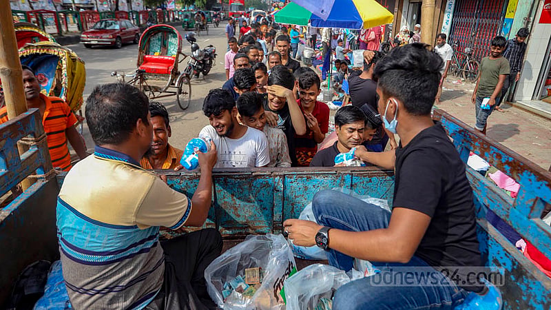 Customers queue up to buy sugar from a TCB dealer near Balaka Cinema Hall in the New Market area of Dhaka on Tuesday, Oct 25, 2022.
