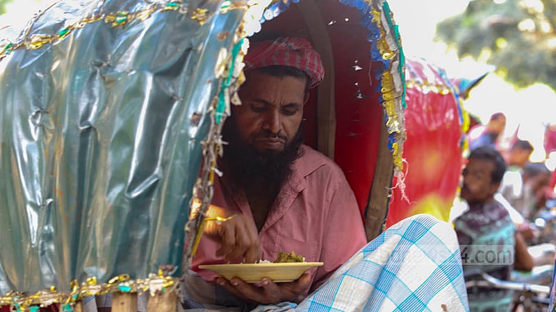 Many rickshawpullers have their all-you-can-eat meals on their three-wheelers.