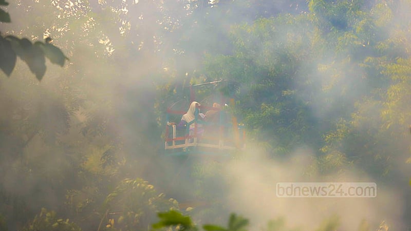 Smoke from burning waste engulfs the visitors onboard a Ferris wheel in Dhaka’s Suhrawardy Udyan on Oct 30, 2022