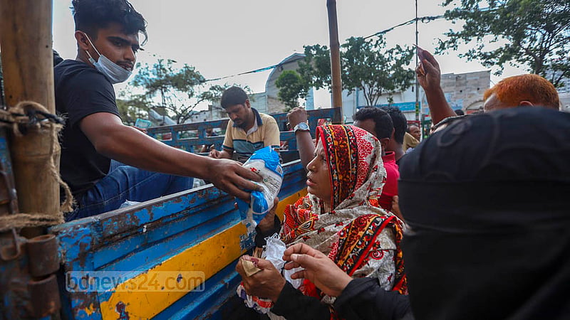 A woman buys 1 kg of sugar from a TCB dealer at Tk 55, half the market price, in Dhaka's New Market area on Tuesday, Oct 25, 2022.