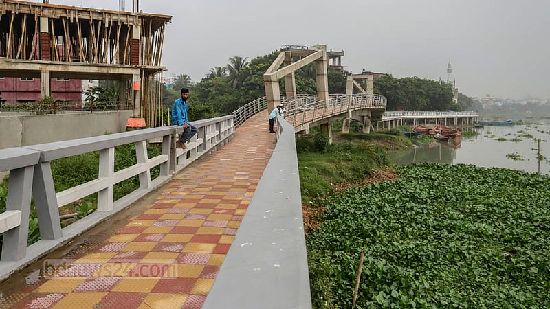 The river banks of the Turag in Mohammadpur and Bosila have become a hangout place after a walkway was built there.