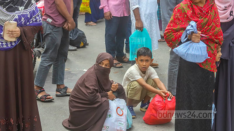 The transport crisis, which started in the morning, led to extreme suffering for women and children who were waiting for a bus in Dhaka’s Mirpur-10 on Monday, Oct 17, 2022.
