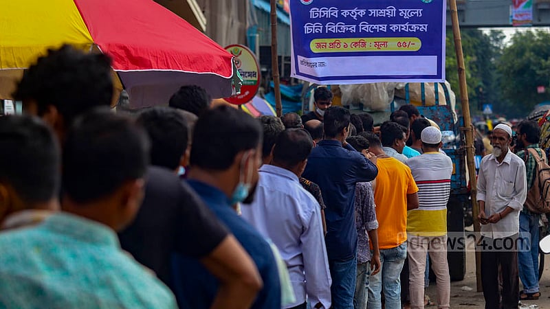 People form a long queue to buy sugar from a TCB dealer in Dhaka's New Market area on Tuesday, Oct 25, 2022, as the government’s trading arm sells the commodity at half the market price.