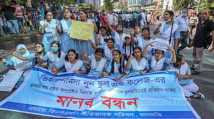 Viqarunnisa students protest Dhanmondi branch closure