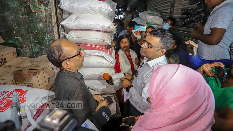 The Directorate of National Consumer Rights Protection fines a sugar dealer Tk 10,000 for failing to show papers on sales and purchase during a drive against exorbitant prices in Dhaka’s Karwan Bazar on Saturday, Oct 22, 2022.