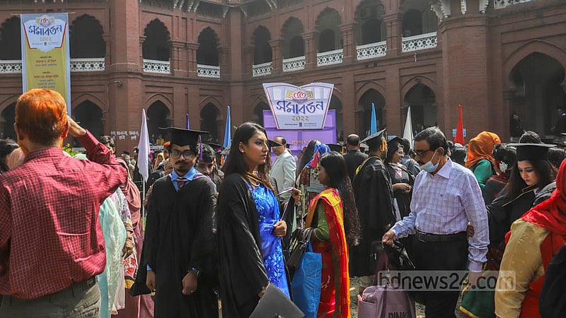Dhaka University students and their parents gather at Curzon Hall on Friday, Nov 18, 2022, ahead of their 53rd convocation. Photo: Asif Mahmud Ove