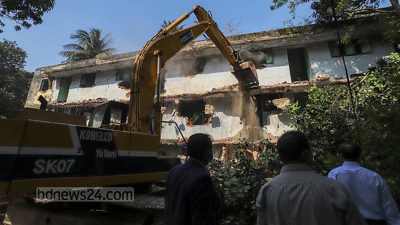 The National Housing Authority conducted an eviction drive on eight buildings of the D-type colony in Dhaka’s Mohammadpur Housing Estate on Wednesday, Nov 23, 2022. Photo: Asif Mahmud Ove
