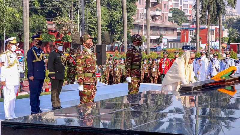 Prime Minister Sheikh Hasina lays a wreath at the ‘Shikha Anirban’ or Eternal Flame at Dhaka Cantonment on Armed Forces Day on Monday, Nov 21, 2022.Photo: PMO