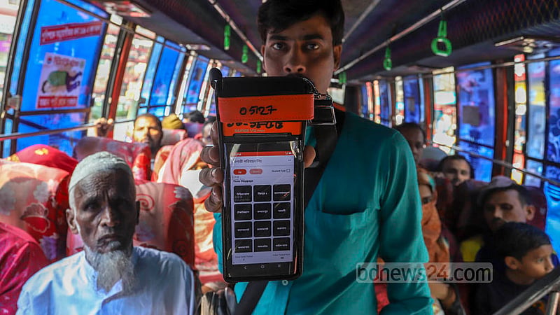 An official operates an e-ticketing machine for a Gulistan-bound bus in Mirpur. E-ticketing services were launched for 30 Mirpur-based bus companies on Sunday, Nov 13, 2022. Photo: Asif Mahmud Ove