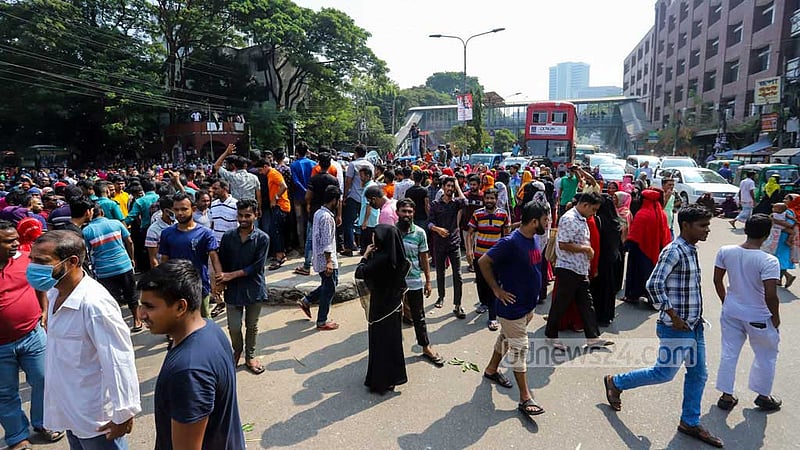 Workers from a garment factory of Olio Apparels Ltd block a road in Dhaka’s Arambagh on Tuesday, Nov 1, 2022, demanding arrears amid speculations that the company is changing the factory location. Photo: Asif Mahmud Ove