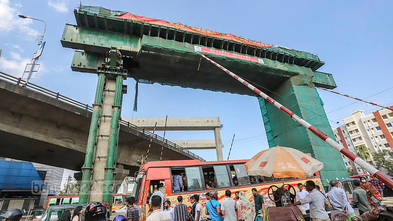 Workers constructing a pillar of Dhaka Elevated Expressway in Mohakhali. Photo: Asif Mahmud Ove