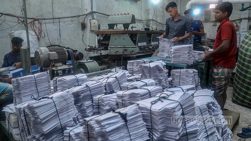 Workers are in a rush to bind textbooks at a printing press in Dhaka’s Matuail as they have little time before the distribution slated for New Year’s Day.Photo: Asif Mahmud Ove