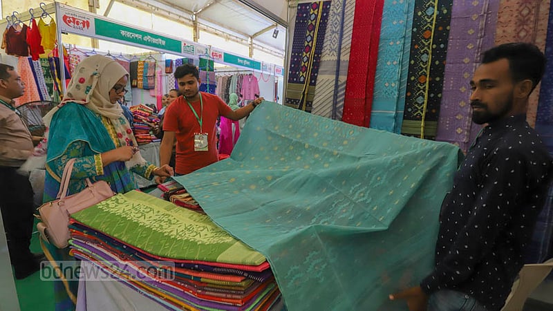Visitors look at products at a stall of National SME Product Fair 2022 at Bangabandhu International Conference Centre on Thursday, Nov 24, 2022. Photo: Asif Mahmud Ove