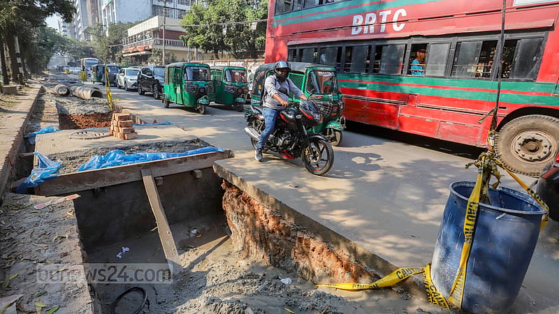 Holes dug for sewerage lines on parts of Bir Uttom AK Khandaker Road in Dhaka’s Mohakhali are hampering traffic.
