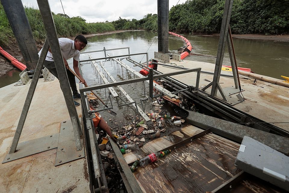 Panama river cleaned up by trash-trapping wheel in a green first