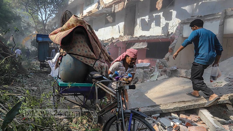 Residents move their belongings from the D-type colony in Dhaka’s Mohammadpur Housing Estate after being evicted by the National Housing Authority on Wednesday, Nov 23, 2022. Photo: Asif Mahmud Ove