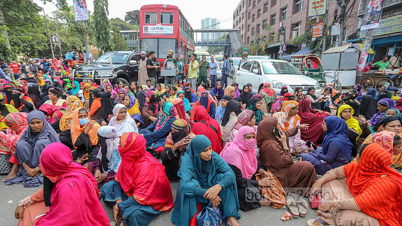 Workers of Olio Apparels Ltd block a road in Dhaka’s Arambagh on Tuesday, Nov 1, 2022, demanding arrears amid speculations that the company is changing the factory location.Photo: Asif Mahmud Ove