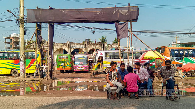 All bus service has been suspended due to the Barishal transport strike. Deprived of their usual work, bus drivers and assistants are lazing about at the Nothullabad Bus Terminal.