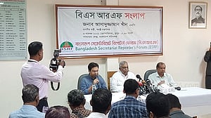 ৫ পুলিশ কর্মকর্তাকে অবসর ‘দেশপ্রেম ও দক্ষতার ঘাটতির’ কারণে: স্বরাষ্ট্রমন্ত্রী