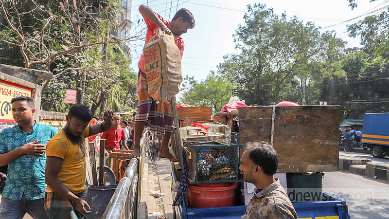 Residents of the D-type colony in Dhaka's Mohammadpur Housing Estate move their belongings in trucks after being evicted by the National Housing Authority on Wednesday, Nov 23, 2022. Photo: Asif Mahmud Ove