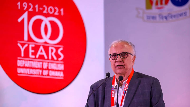 Theatre activist Ramendu Majumdat, president of Dhaka University’s English Department Alumni Society, speaks at EDAS Bash at Pan Pacific Sonargaon hotel on Friday, Nov 18, 2022.