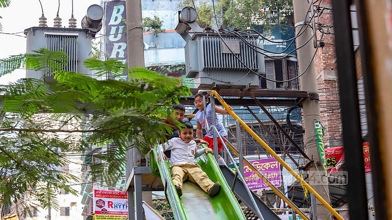 The children are playing on the slider, although there is a transformer next to it. Although the transformers are kept out of the reach of children, there is a risk of an accident if there is an explosion. Photo: Mahmud Zaman Ovi