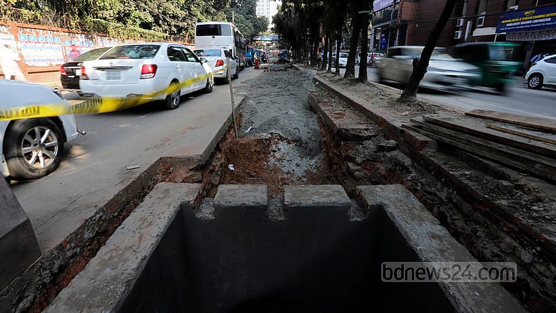 Holes dug for sewerage lines on parts of Bir Uttom AK Khandaker Road in Dhaka’s Mohakhali are hampering traffic.